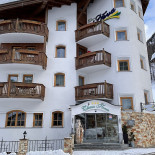 Gloria Exterior